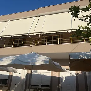 Fatos 1 -apartments Near The Appartamento